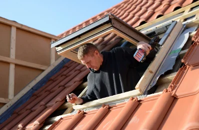 Pose de fenêtres de toit Velux à Puycelsi